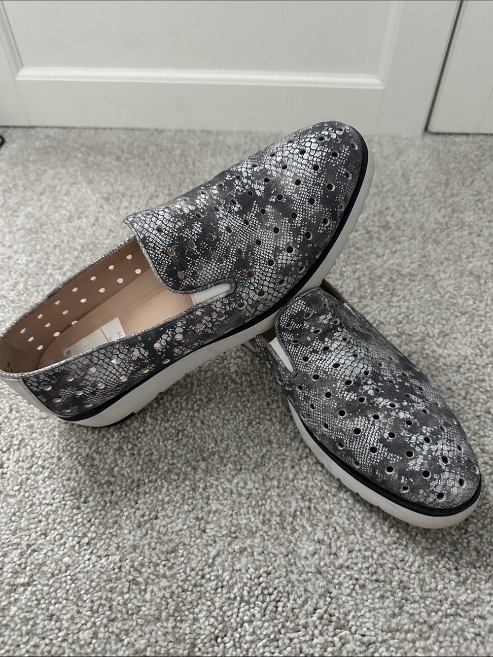 Johnston & Murphy Gray Snakeskin-Pattern Perforated Slip-Ons 9 Ladies
